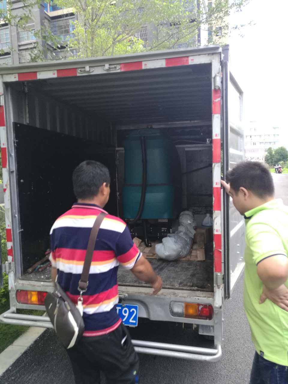 地霸大駕駛式洗地機(jī)入住某大型物業(yè)公司
