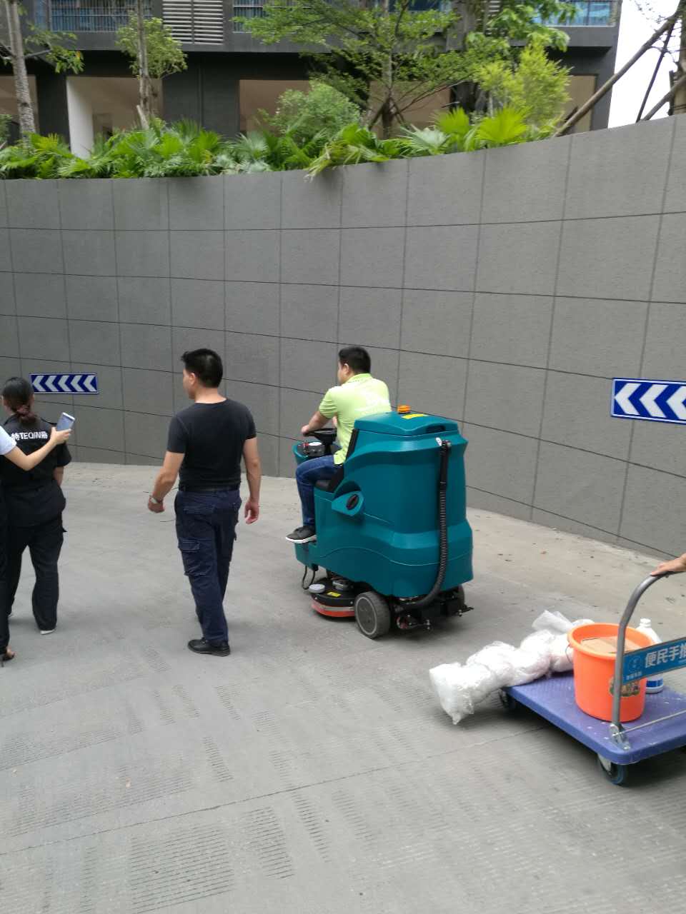 地霸大駕駛式洗地機(jī)