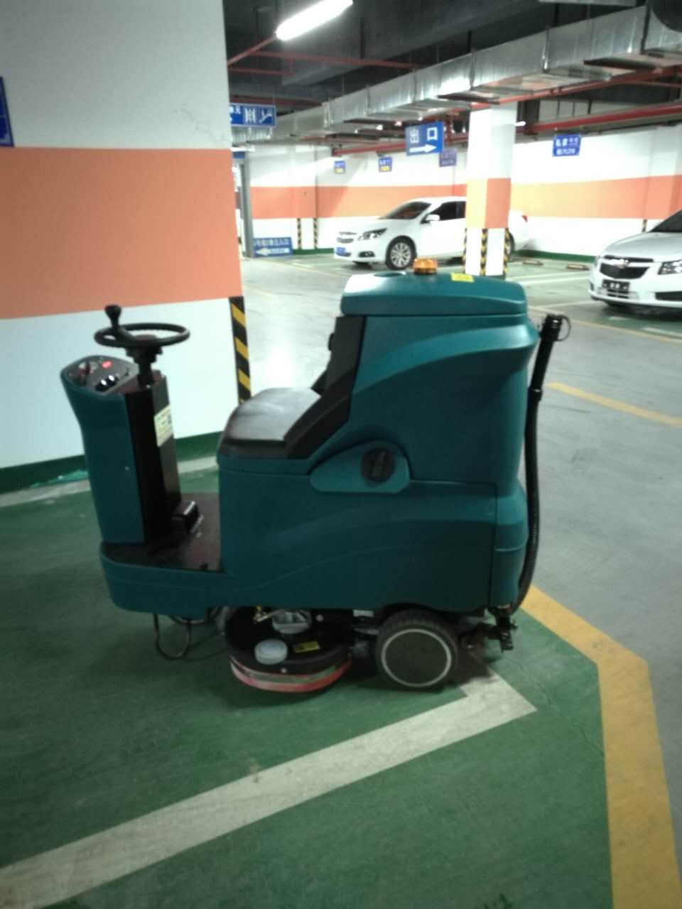 廣西地霸大駕駛式洗地機(jī)