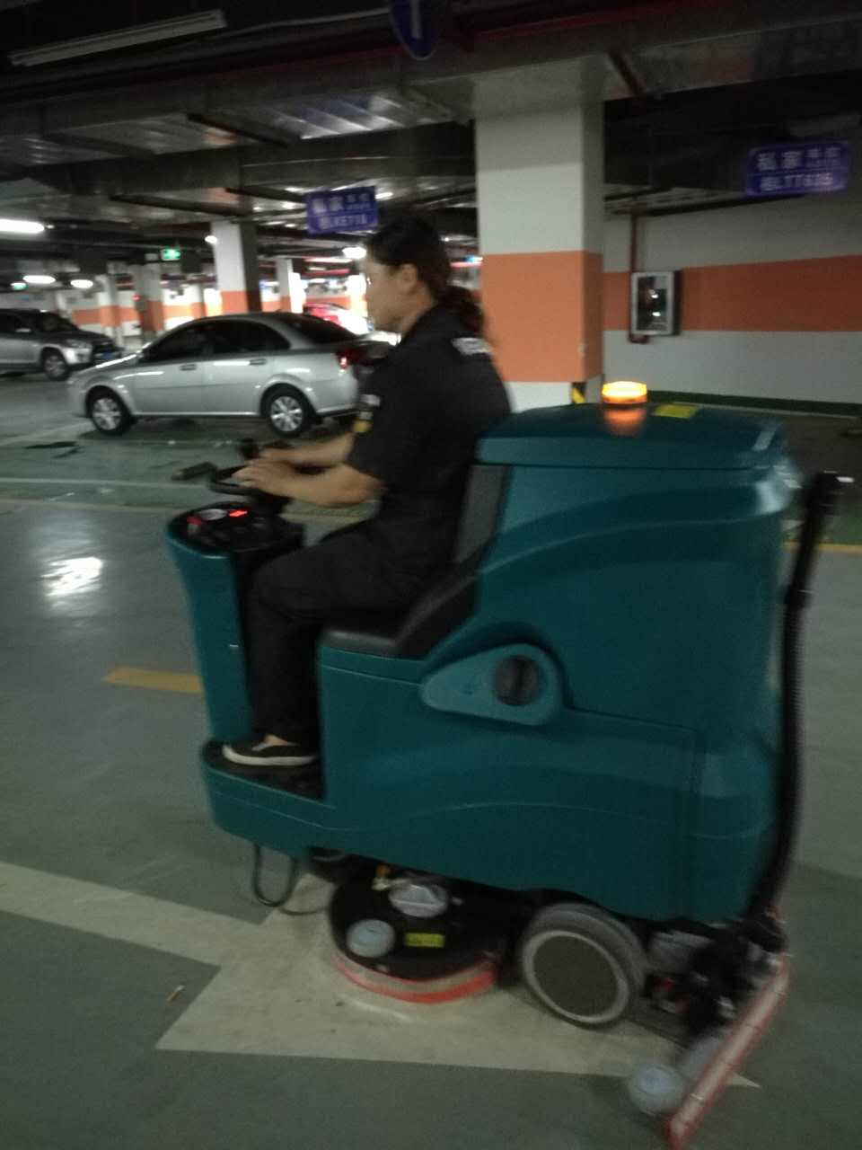 大駕駛式洗地機(jī)