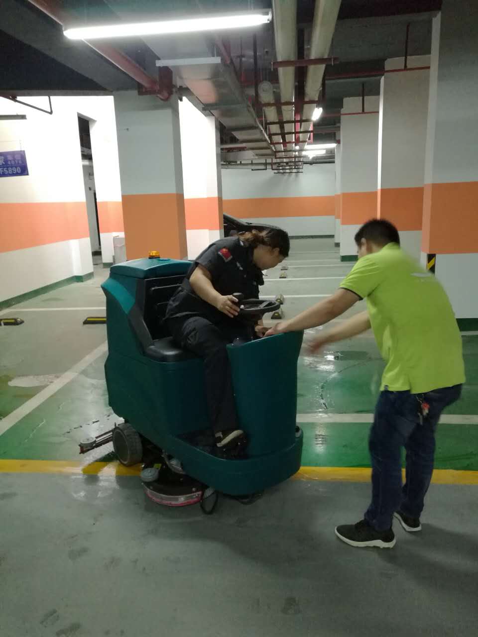 南寧大駕駛式洗地機(jī)入住某大型物業(yè)公司